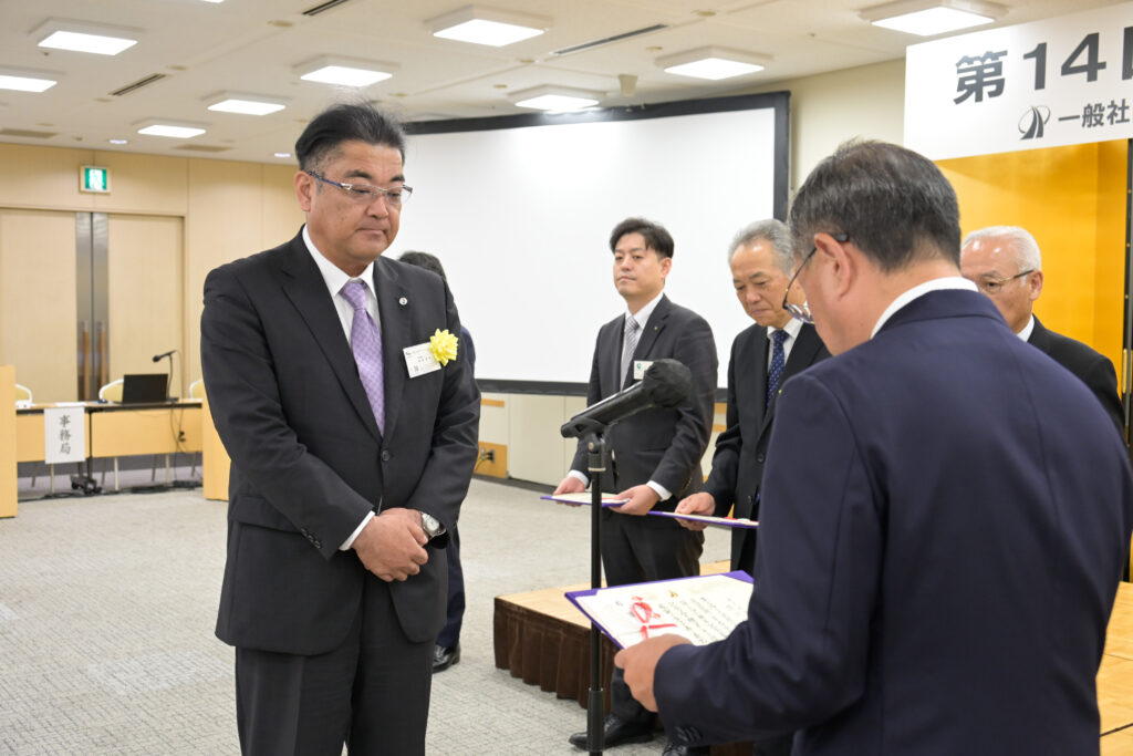 表彰状を受け取る荻原社長